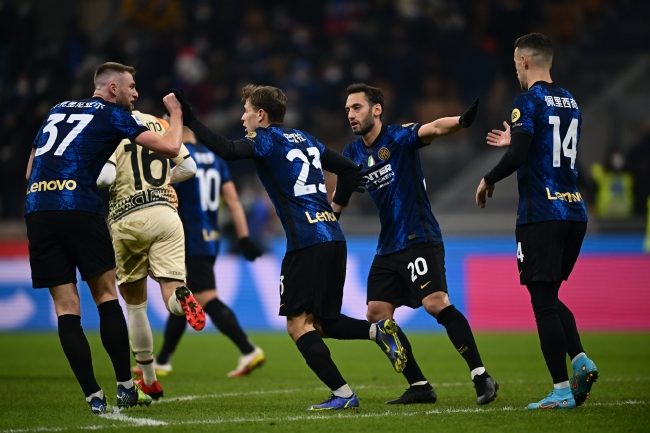 足球比赛中如何保持体能？