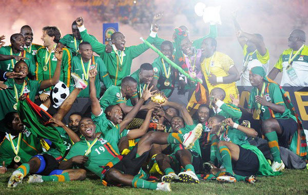 T倒了！预热《怪奇物语》最终季，拜仁球员穿特制热身服出场（拜仁球员穿定制热身服亮相，为《怪奇物语》最终季预热）