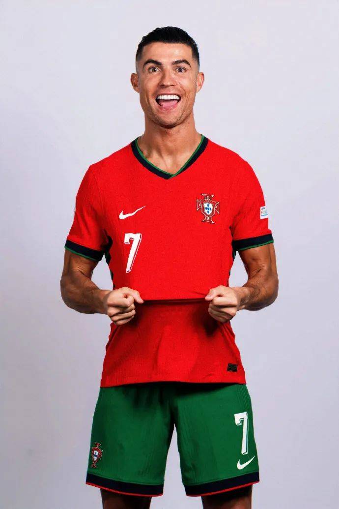 德媒：由于手指受伤，诺伊尔近两场都佩戴特制的四指手套参赛