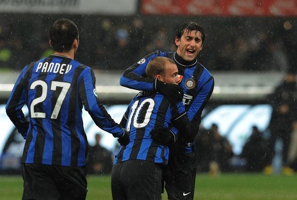 太阳报：麦克托米奈领意甲最佳球员奖，被女友透视着装抢风头（太阳报：麦克托米奈荣膺意甲年度最佳，女友透视造型成焦点）