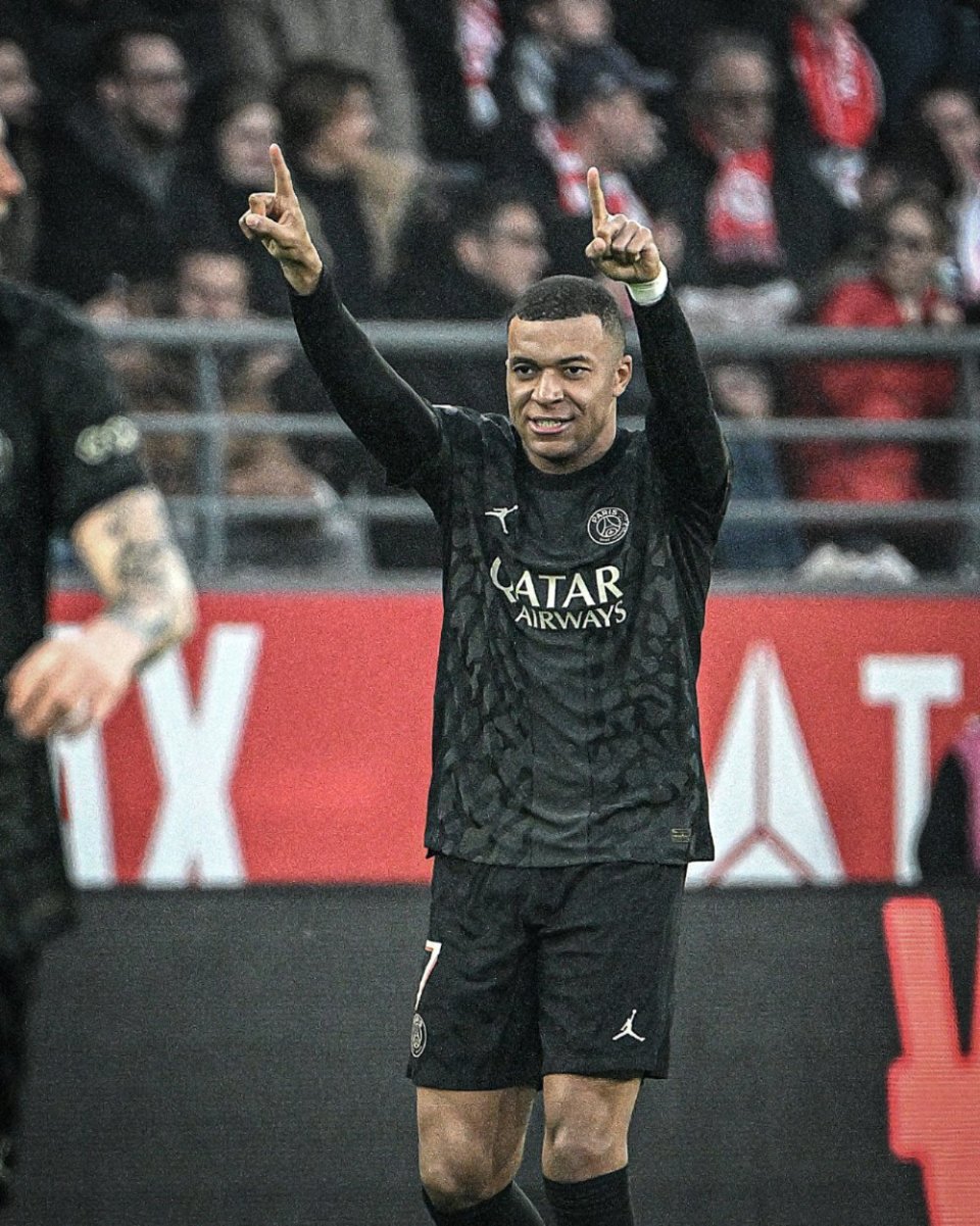 莱万西甲生涯进74球，同期单一联赛进球数仅次于哈兰德和凯恩（莱万西甲累计74球，同期单联赛进球数仅逊哈兰德与凯恩）