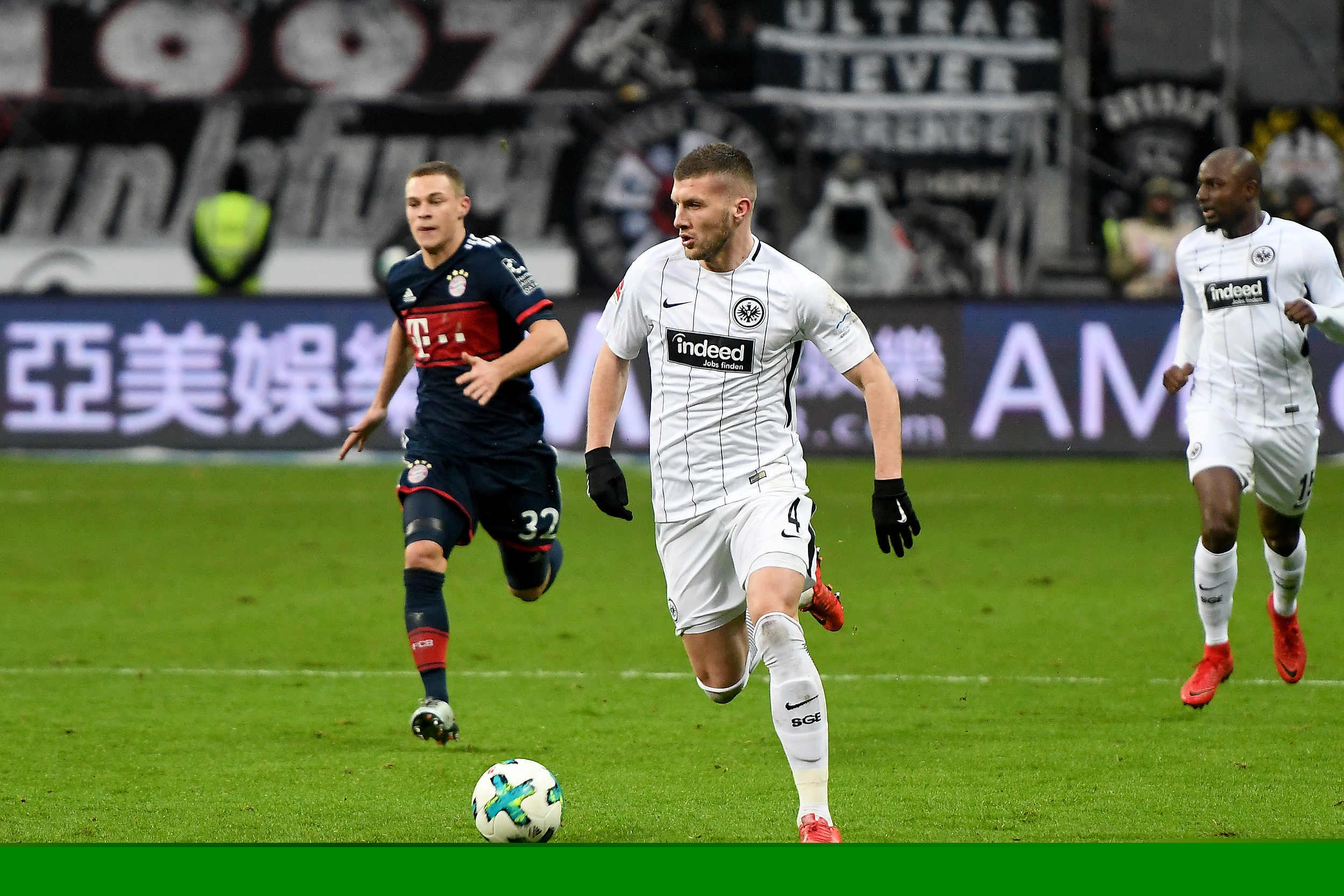 费尔明出席家乡的球迷俱乐部成立仪式，受到热烈欢迎（费尔明回乡参加球迷俱乐部成立仪式，现场反响热烈）