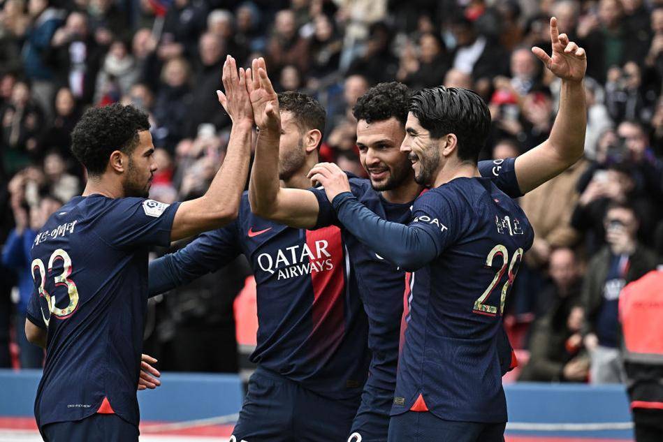 忍俊不禁！梅西、德保罗挤上印度当地小面包车，转身都费劲（笑出声！梅西与德保罗挤进印度小面包车，连转个身都费劲）