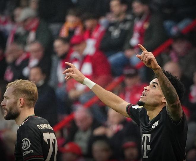 手腕骨折+肩部受伤，巴黎主席纳赛尔缠着绷带赴客场督战欧冠