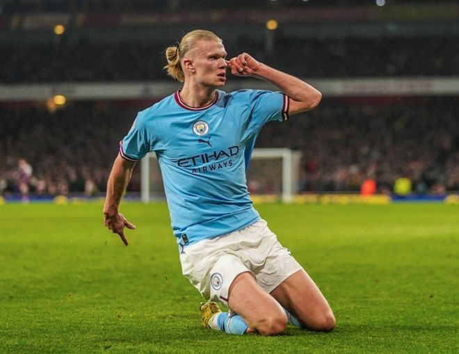 太阳报：女演员悉尼妹恢复单身后收到了大量英超球星的私信