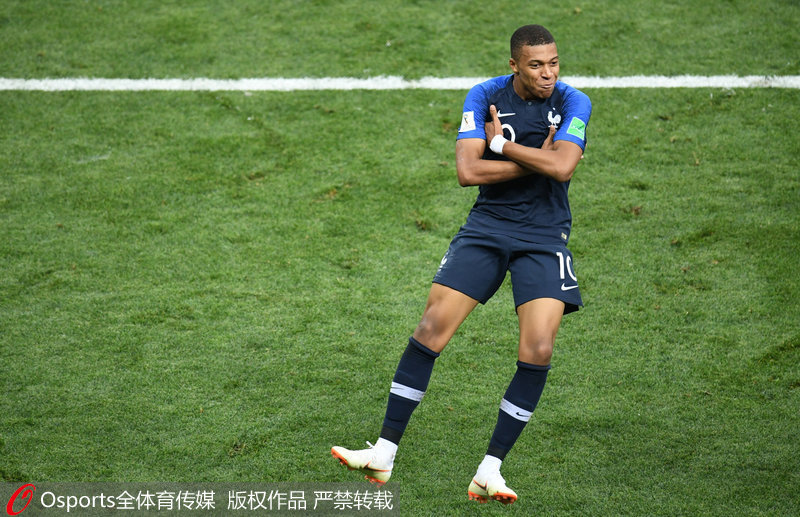 传记作者：莱万年少时常因身材自卑；他与渣叔的关系起初不好