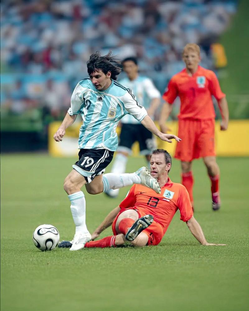 杜兰特关键补篮逆转比分