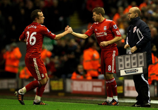 球员倒地救球拼劲十足